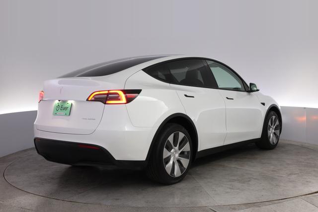 2023 Tesla Model Y — photo 2 of 30
