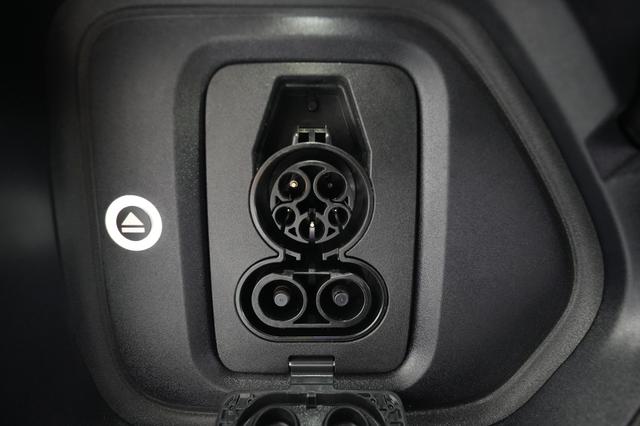 2025 Rivian R1S — photo 8 of 30