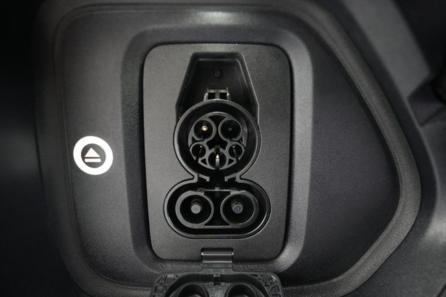 2025 Rivian R1S — photo 8 of 30