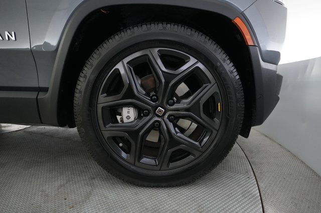 2025 Rivian R1S — photo 17 of 30