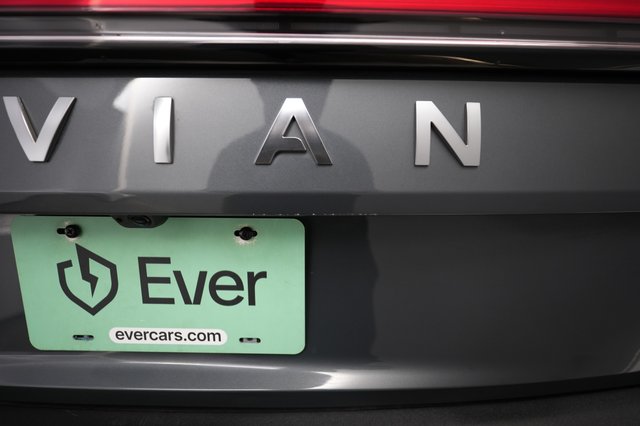 2025 Rivian R1S — photo 27 of 30