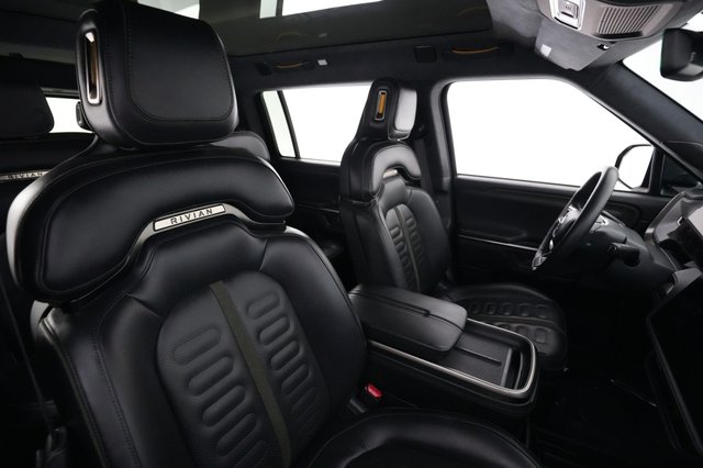 2025 Rivian R1S — photo 18 of 30
