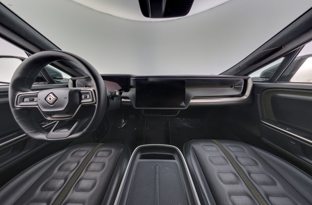 2025 Rivian R1S — photo 22 of 30