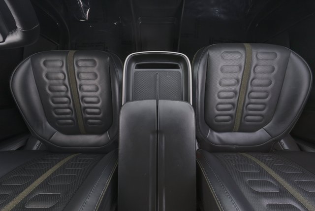 2025 Rivian R1S — photo 23 of 30