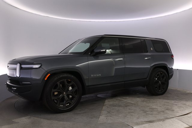 2025 Rivian R1S — photo 14 of 30