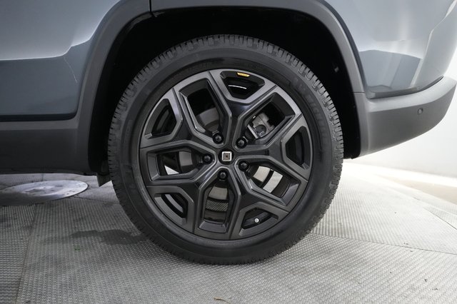 2025 Rivian R1S — photo 7 of 30