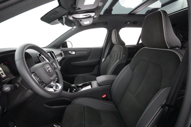 2023 Volvo XC40 Recharge — photo 19 of 32