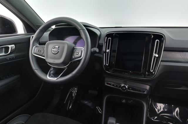 2023 Volvo XC40 Recharge — photo 3 of 32