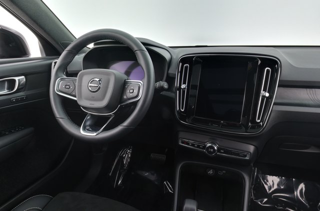 2023 Volvo XC40 Recharge — photo 3 of 32
