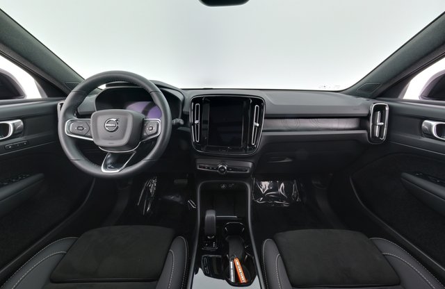 2023 Volvo XC40 Recharge — photo 18 of 32