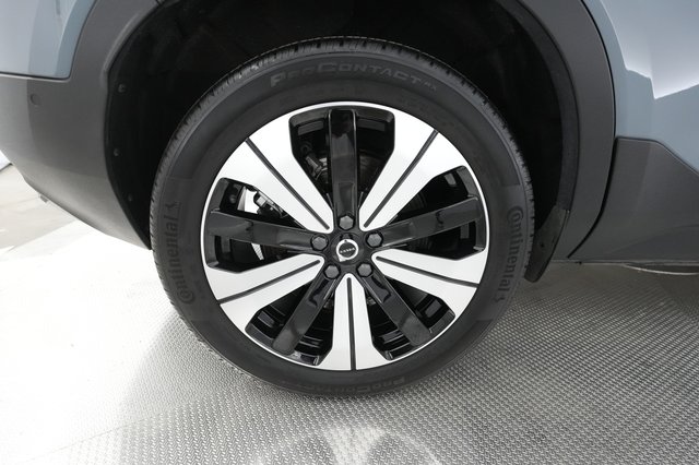 2023 Volvo XC40 Recharge — photo 17 of 32