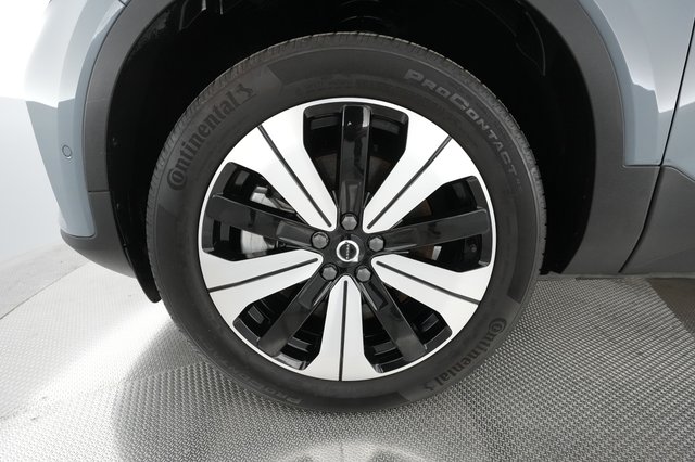 2023 Volvo XC40 Recharge — photo 14 of 32
