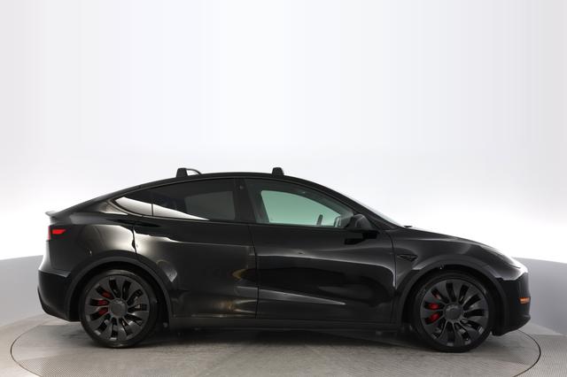 2022 Tesla Model Y — photo 10 of 25