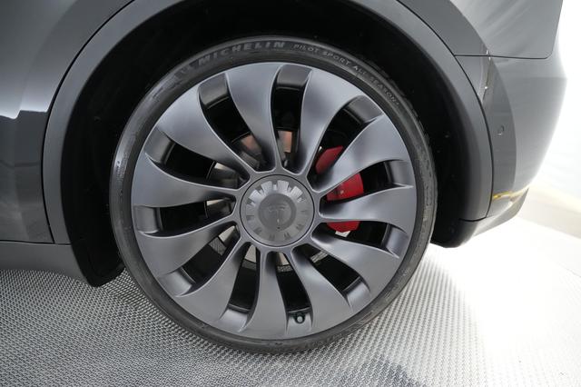 2022 Tesla Model Y — photo 7 of 25