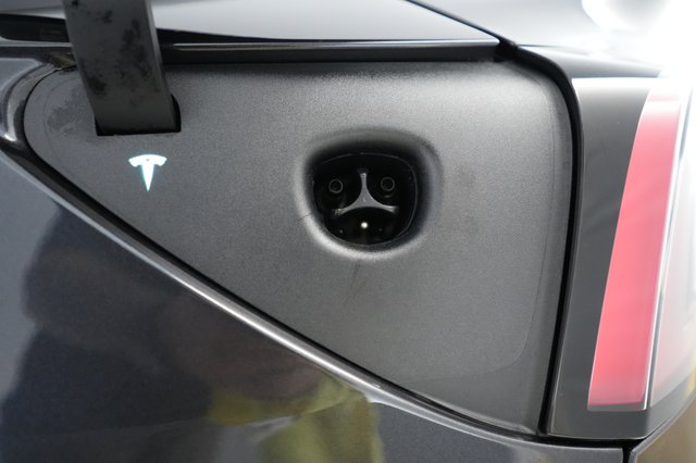 2025 Tesla Model 3 — photo 8 of 23