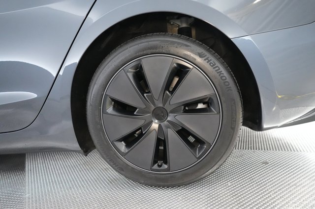 2025 Tesla Model 3 — photo 17 of 23