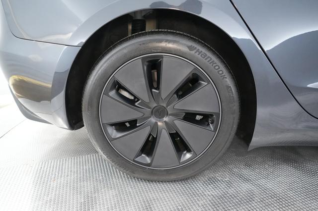2025 Tesla Model 3 — photo 7 of 23