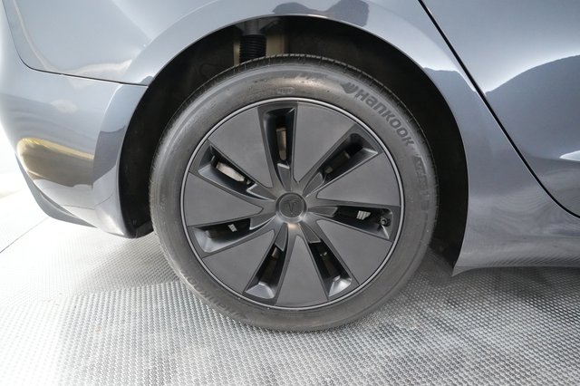 2025 Tesla Model 3 — photo 7 of 23