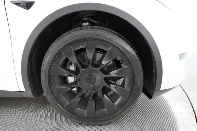 2023 Tesla Model Y — photo 13 of 21
