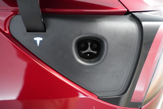 2024 Tesla Model Y — photo 8 of 23