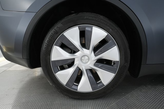 2023 Tesla Model Y — photo 17 of 24