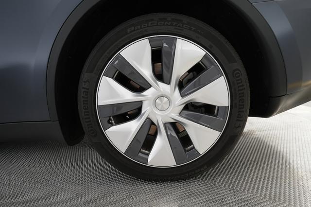 2023 Tesla Model Y — photo 7 of 24
