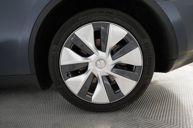 2023 Tesla Model Y — photo 7 of 24
