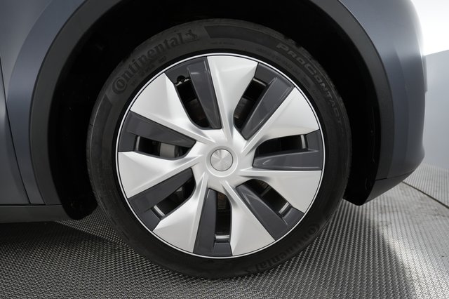 2023 Tesla Model Y — photo 16 of 24