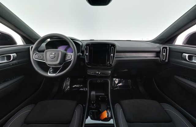 2023 Volvo XC40 Recharge — photo 18 of 30