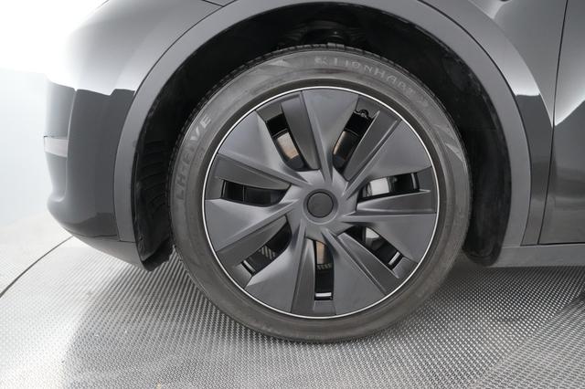 2025 Tesla Model Y — photo 7 of 25