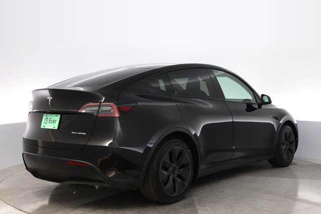 2025 Tesla Model Y — photo 2 of 26