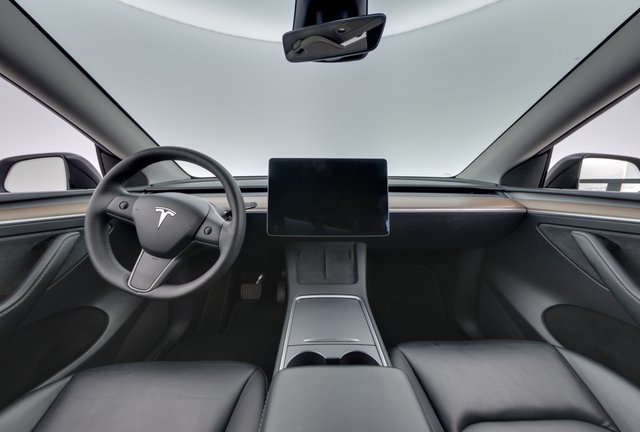 2025 Tesla Model Y — photo 23 of 26