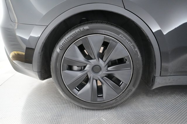 2025 Tesla Model Y — photo 15 of 25