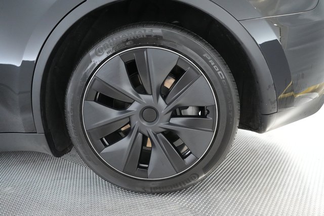 2025 Tesla Model Y — photo 17 of 25