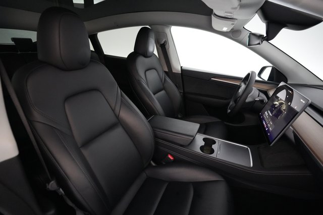 2025 Tesla Model Y — photo 18 of 25