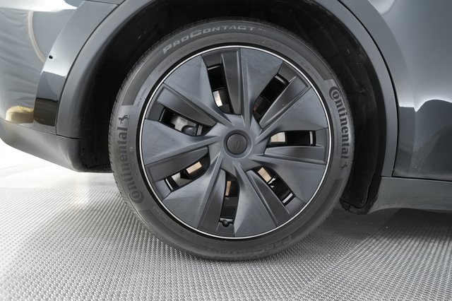 2025 Tesla Model Y — photo 15 of 26