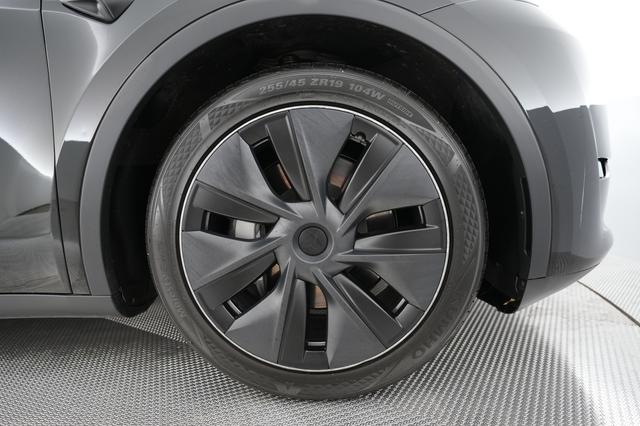 2025 Tesla Model Y — photo 7 of 26