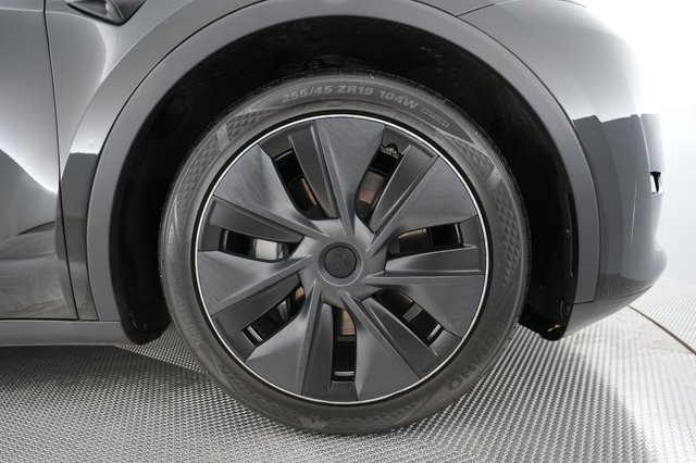 2025 Tesla Model Y — photo 7 of 26
