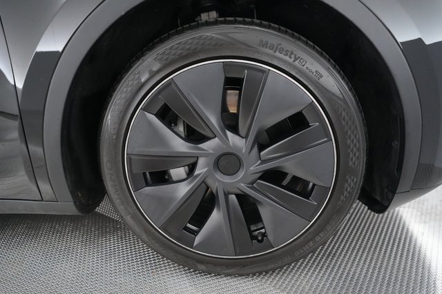 2025 Tesla Model Y — photo 16 of 25