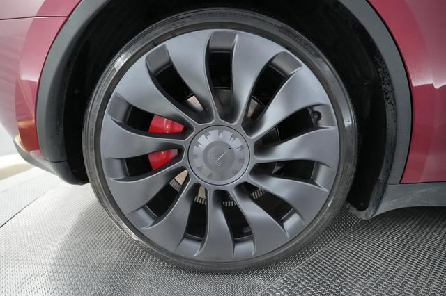 2025 Tesla Model Y — photo 7 of 21