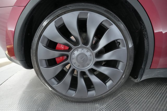2025 Tesla Model Y — photo 7 of 21