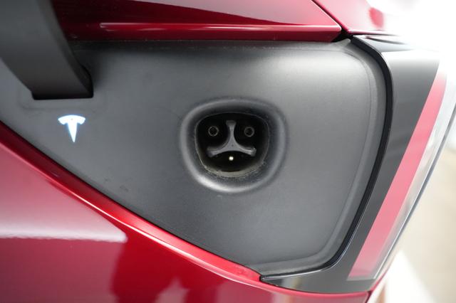2025 Tesla Model Y — photo 8 of 21