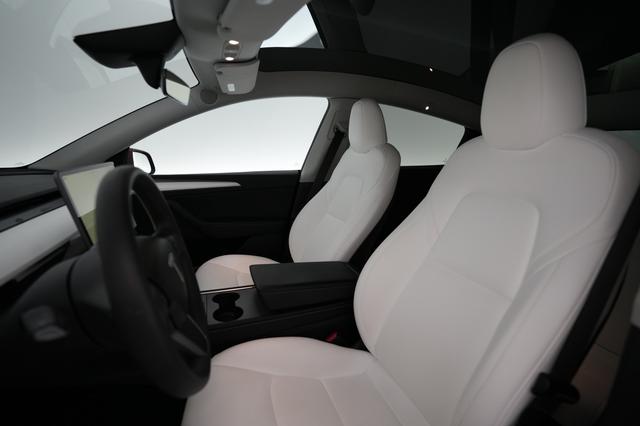 2025 Tesla Model Y — photo 3 of 21