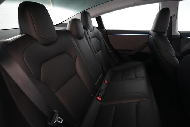 2025 Tesla Model 3 — photo 4 of 21