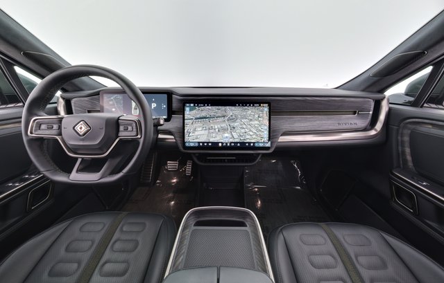 2022 Rivian R1T — photo 18 of 40