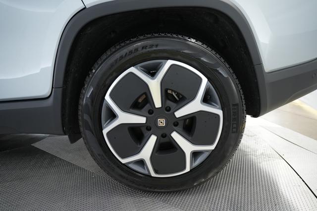 2024 Rivian R1T — photo 7 of 21