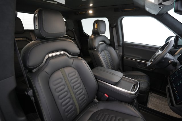 2024 Rivian R1T — photo 18 of 21