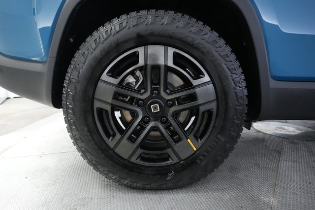 2024 Rivian R1S — photo 17 of 24