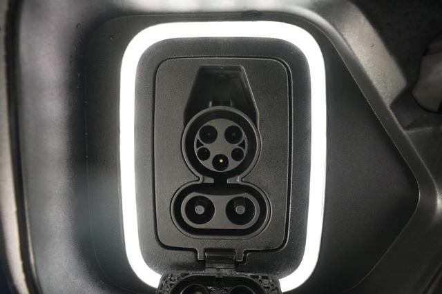 2024 Rivian R1S — photo 8 of 24