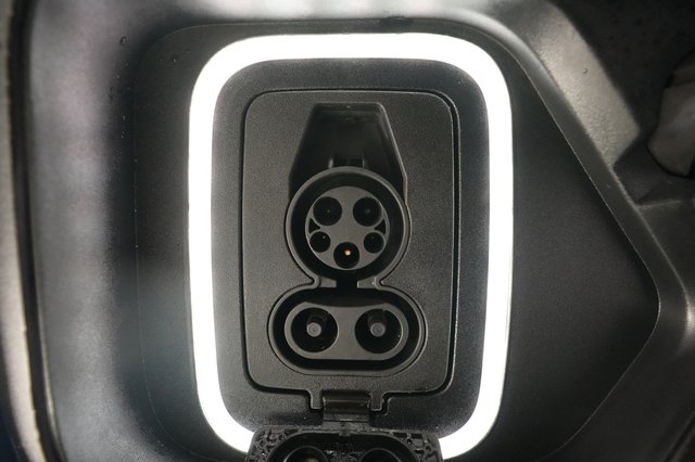 2024 Rivian R1S — photo 8 of 24